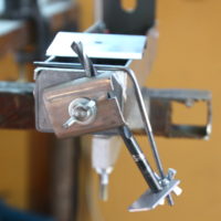 Приставка для заточки сверл к точилке Строгова в рабочем положении
